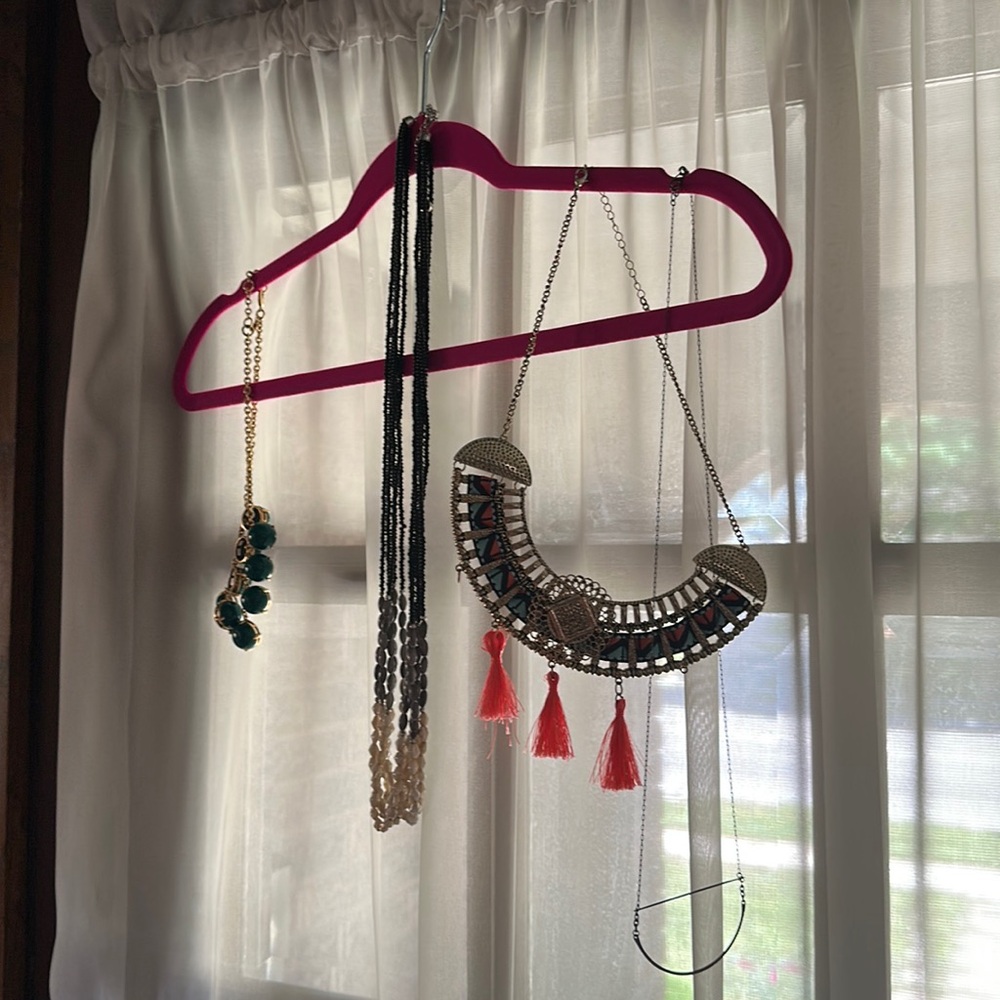 Collection of 4 necklaces